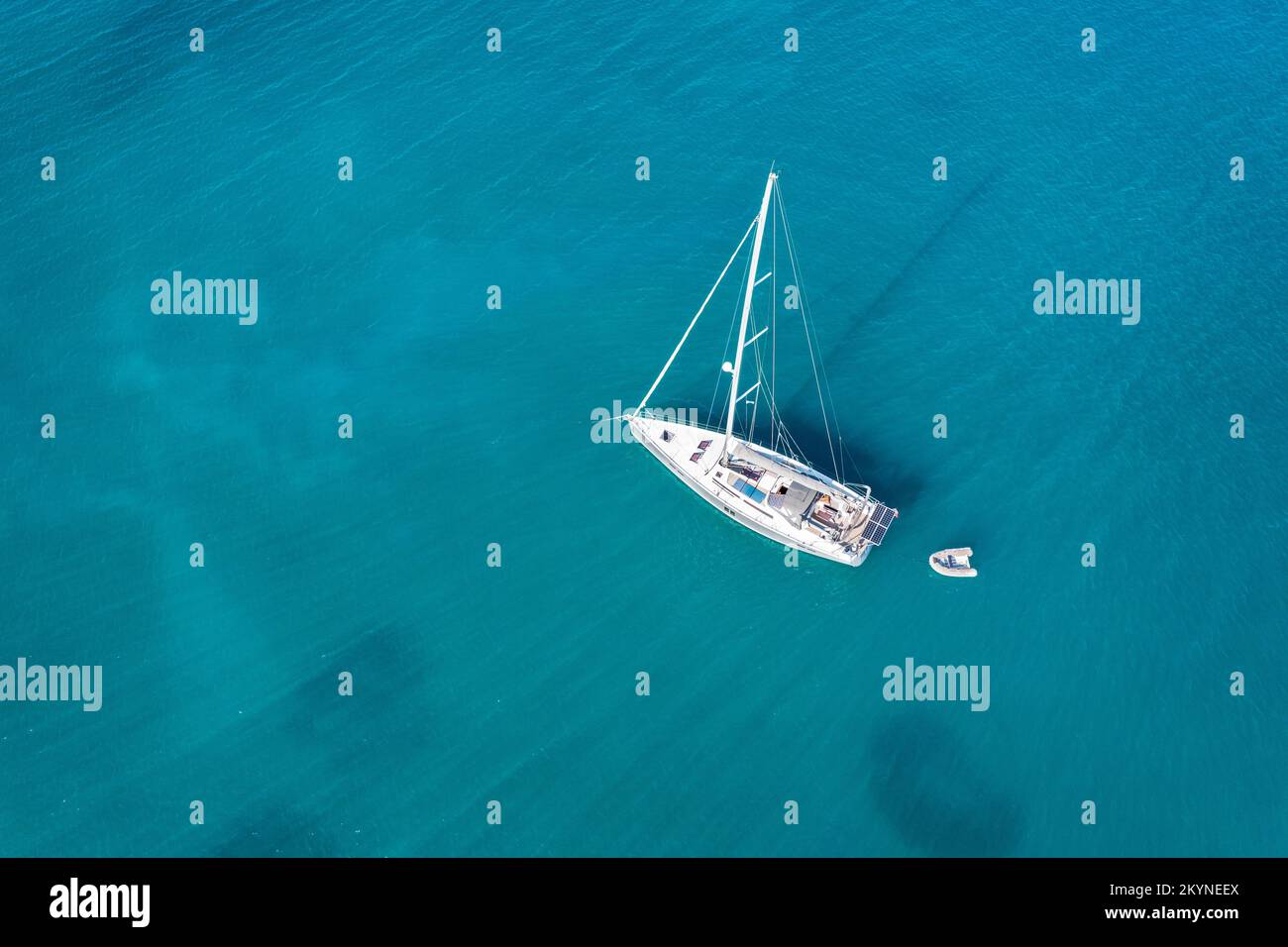 Yacht auf Lagune an sonnigen Tag. Segelboot. Yacht im Meer, Luftaufnahmen Drohne. Erstaunliche Yacht oder Segelboot mit einem türkis und transparent Stockfoto