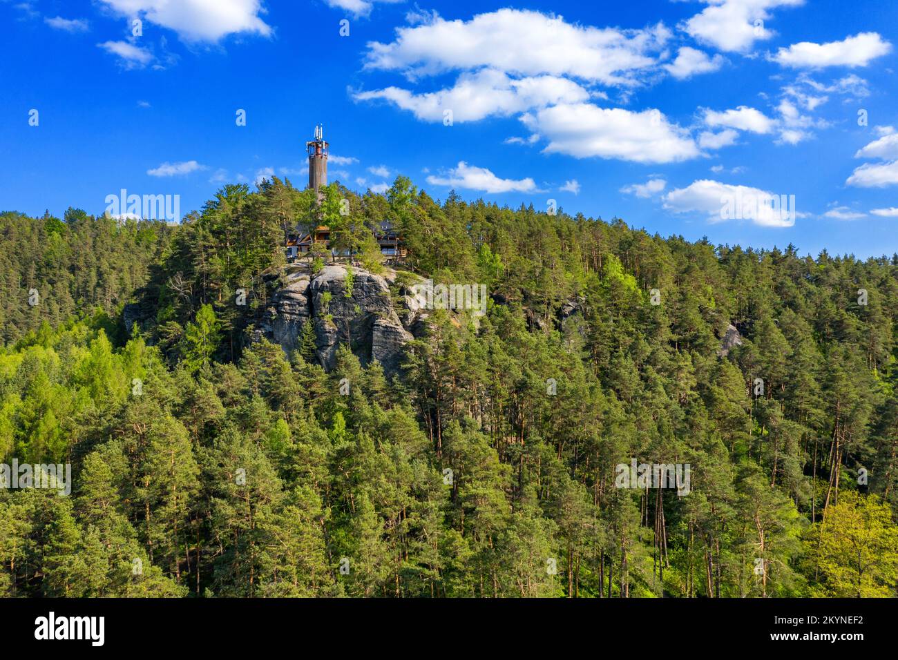 Luftaufnahme des Schlosses Sloup in Nordböhmen, Tschechien. Schloss Sloup in der kleinen Stadt Sloup V Cechach, in der Region Liberec, Nordböhmen Stockfoto