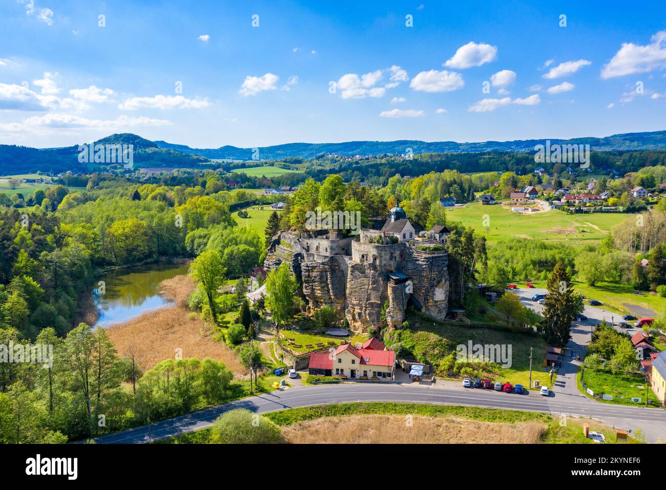 Luftaufnahme des Schlosses Sloup in Nordböhmen, Tschechien. Schloss Sloup in der kleinen Stadt Sloup V Cechach, in der Region Liberec, Nordböhmen Stockfoto