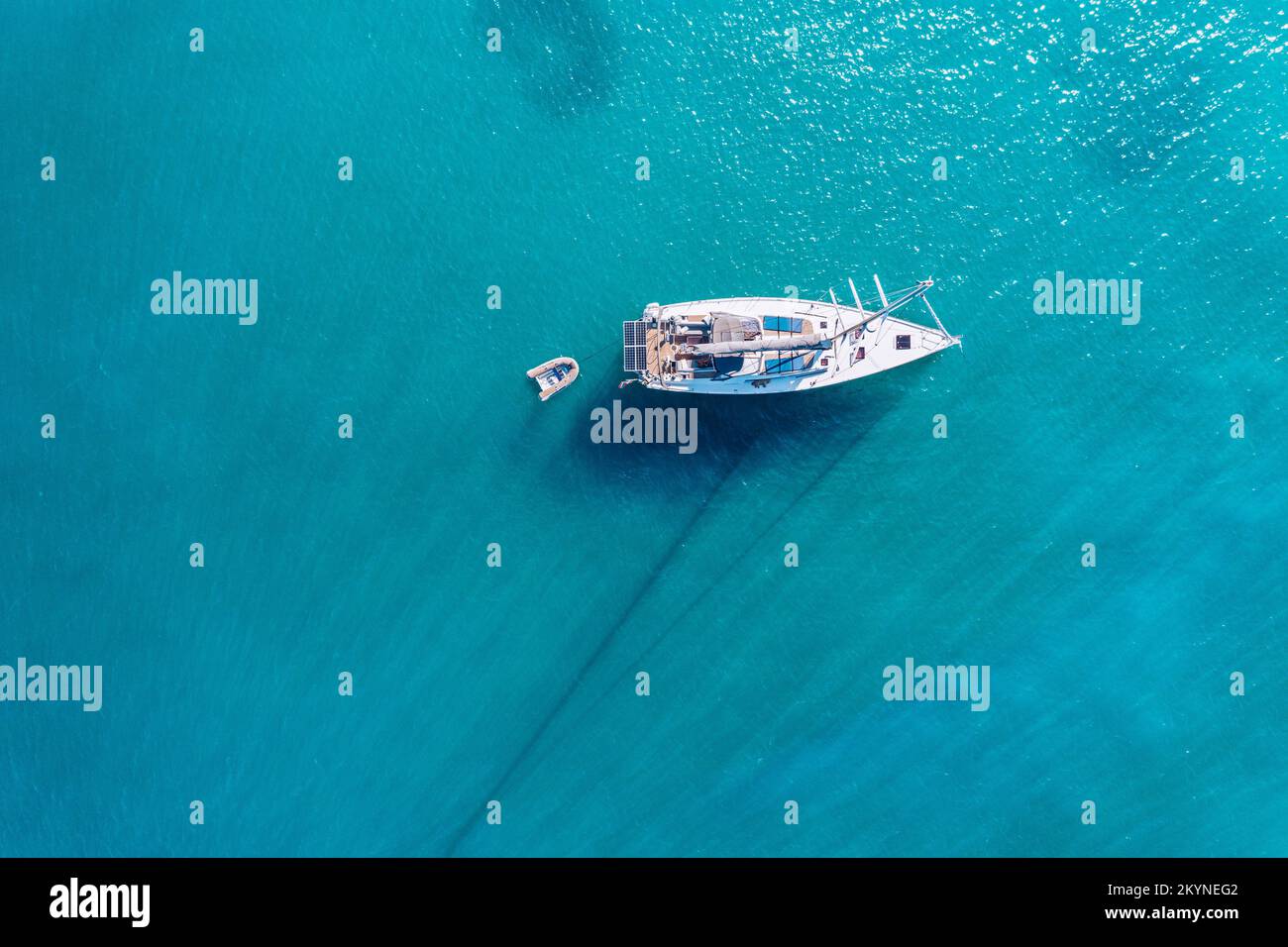 Yacht auf Lagune an sonnigen Tag. Segelboot. Yacht im Meer, Luftaufnahmen Drohne. Erstaunliche Yacht oder Segelboot mit einem türkis und transparent Stockfoto