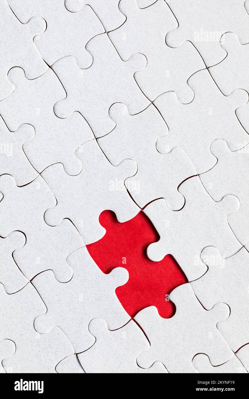 Weiß puzzle Stücke. Im Stück des Puzzles füllen. Füllen Sie das Puzzle mit den fehlende Stücke. Fragment eines gefalteten weißen Jigsaw Stockfoto