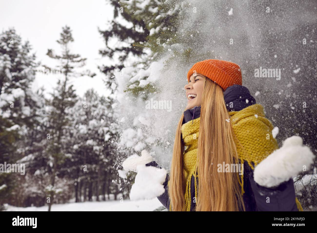 Lächelndes Mädchen in Oberbekleidung genießt Winterferien Stockfoto