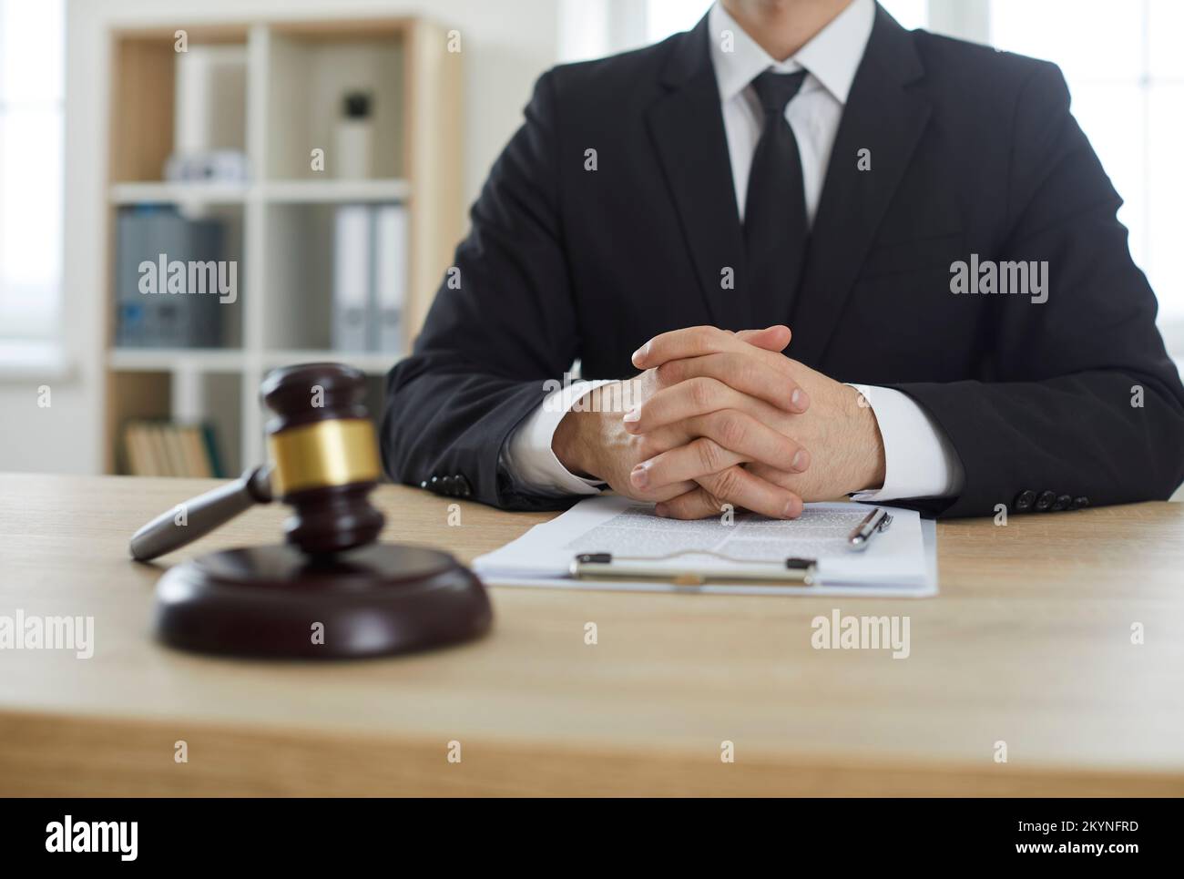 Professioneller Anwalt, der Rechtsberatung am Büro mit dem Hammer des Richters anbietet Stockfoto