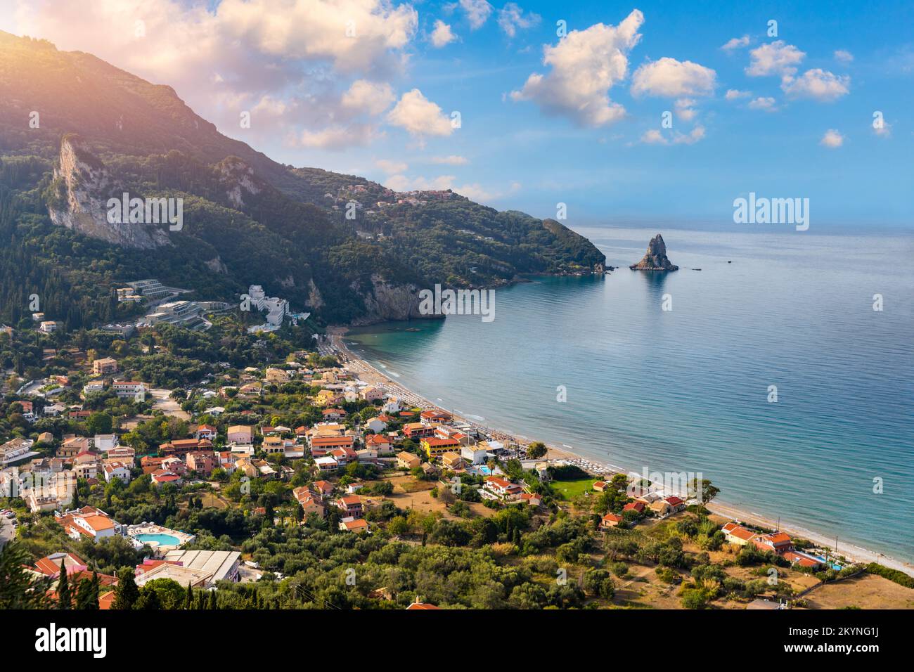 Exotischer Strand von Agios Gordios auf der Insel Korfu, Griechenland. Strand von Agios Gordios, Insel Korfu, Griechenland. Panoramablick auf den Strand von Agios Gordios, sandige Küste Stockfoto