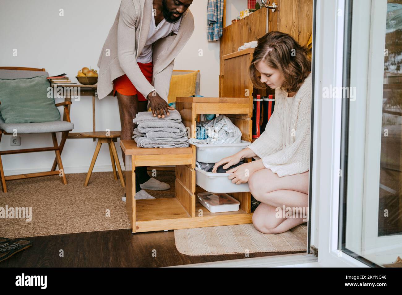 Mann und Frau helfen sich gegenseitig bei Hausarbeiten Stockfoto
