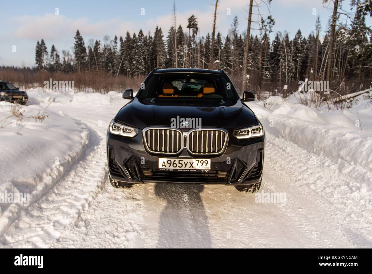 MOSKAU, RUSSLAND - 05. FEBRUAR 2022 BMW X3 (G01) X-DRIVE, SUBKOMPAKTER LUXUS-SUV. Vorderansicht von außen. Modell BMW X3 mit Allradantrieb. Stockfoto