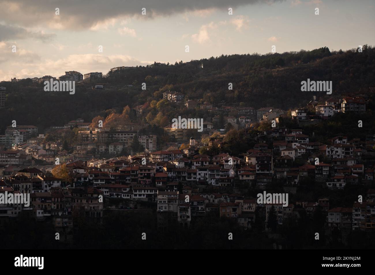 Veliko Tarnovo im Norden Bulgariens ist die historische und kulturelle Hauptstadt Bulgariens und wegen seiner Festung und Altstadt bei Touristen beliebt. Stockfoto