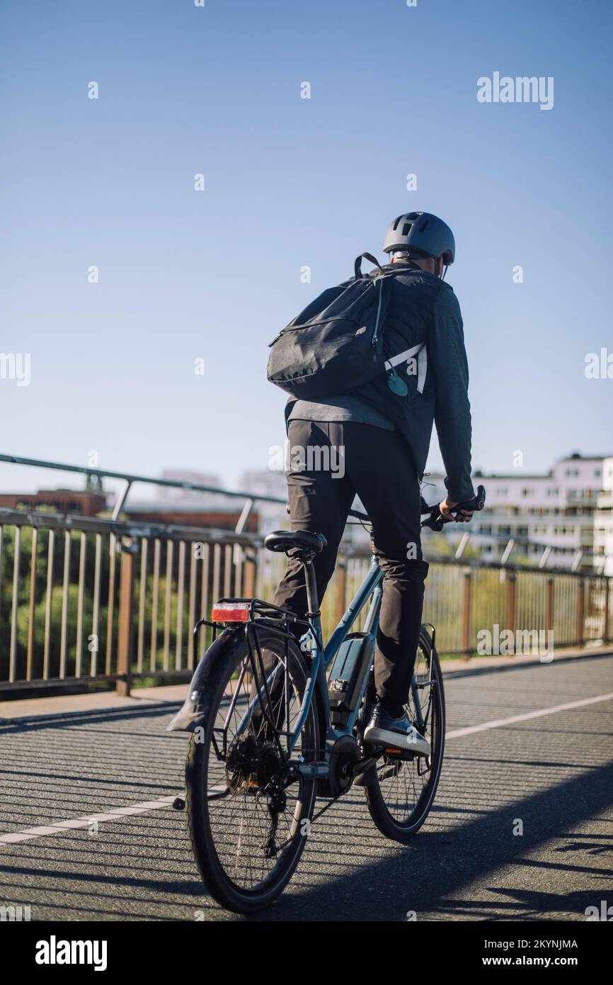 Geschäftsmann, der auf der Fahrspur zur Arbeit fährt Stockfoto