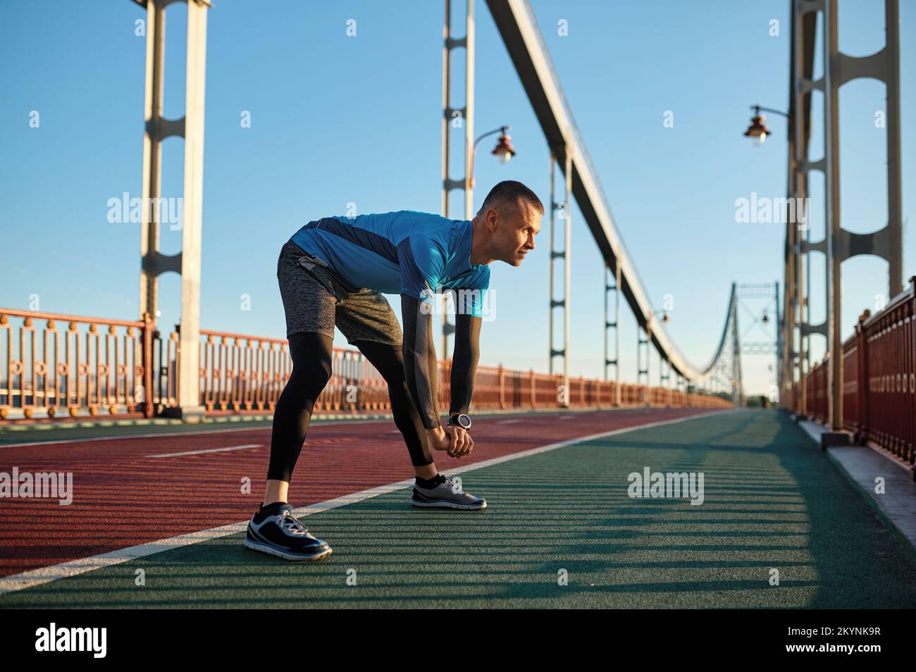 Fitness-Läufer macht vor dem Laufen ein Aufwärmprogramm Stockfoto