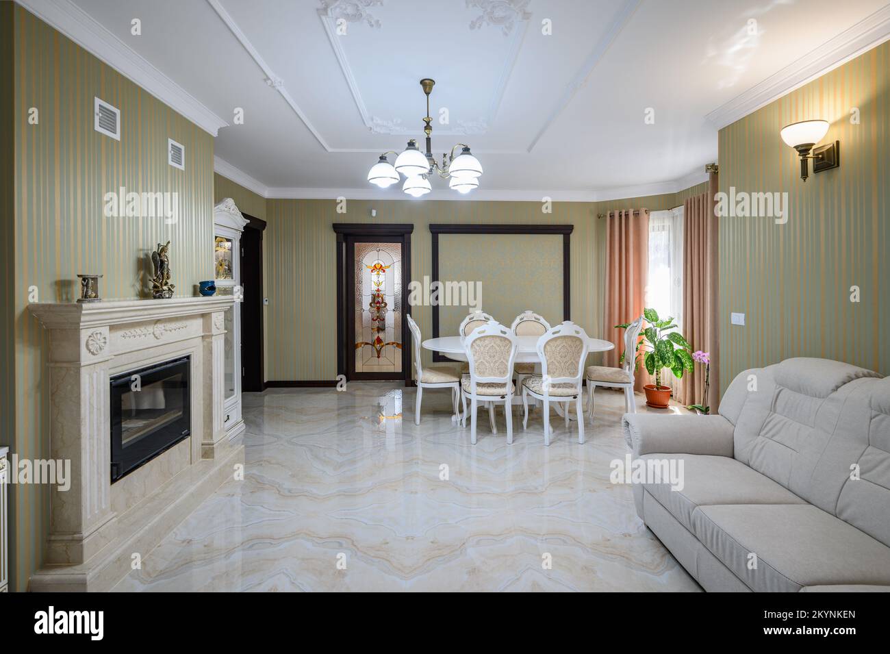 Klassische Wohnzimmereinrichtung mit Marmorboden Stockfoto
