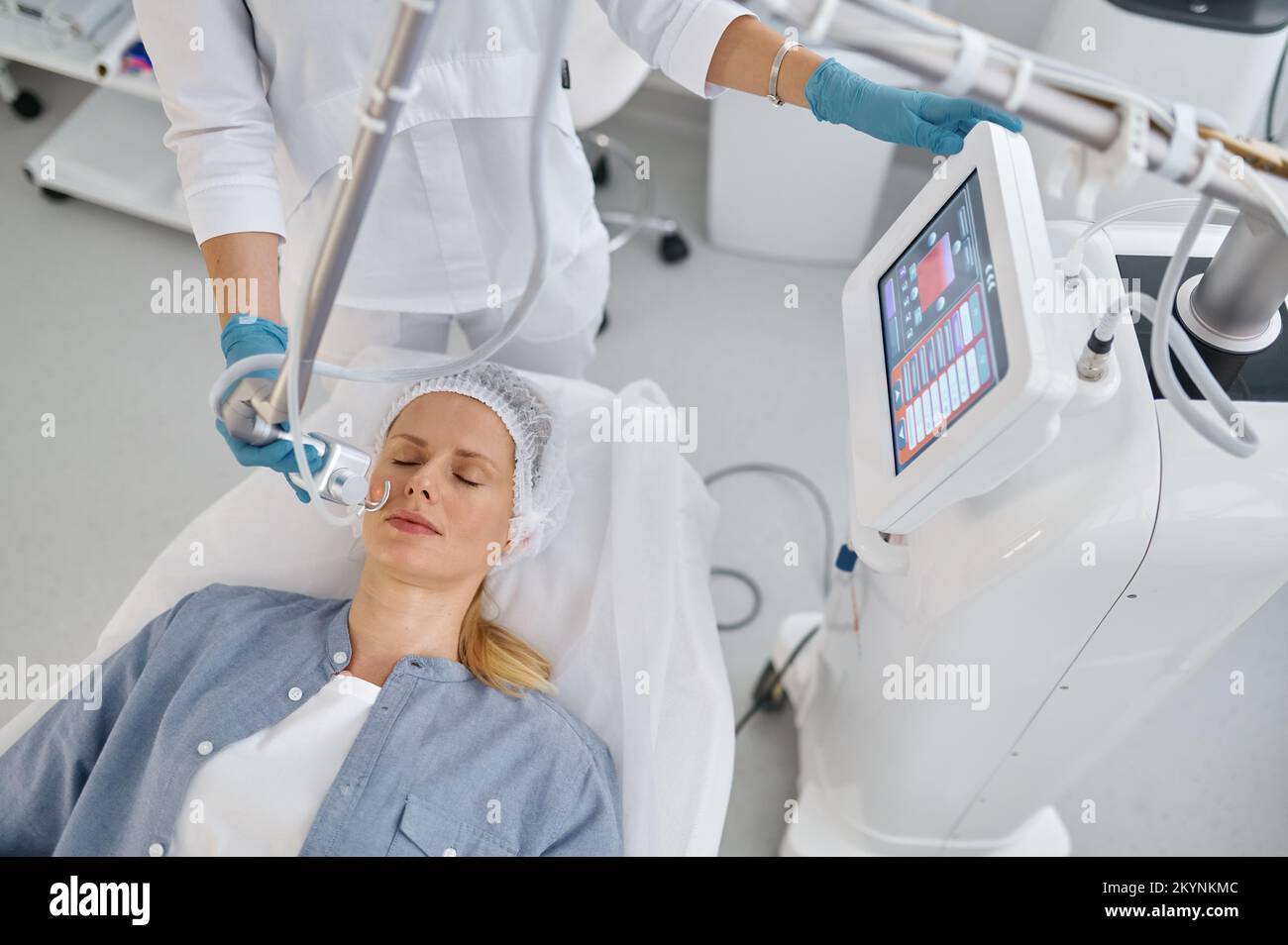 Frau mit Laser-Gesichtsreinigungs-Kosmetikverfahren im Schönheitssalon Stockfoto