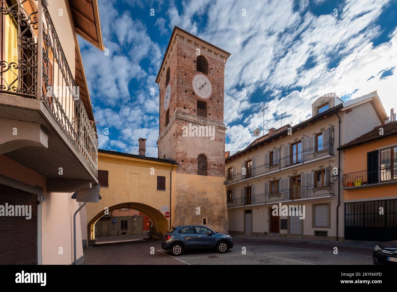 Borgo San Dalmazzo, Cuneo, Italien - 01. Dezember 2022: Der Stadtturm, der im 16.. Jahrhundert erbaut wurde, um den Zugang zum Schutzraum zu ermöglichen, der von der piazza IV aus gesehen wird No Stockfoto