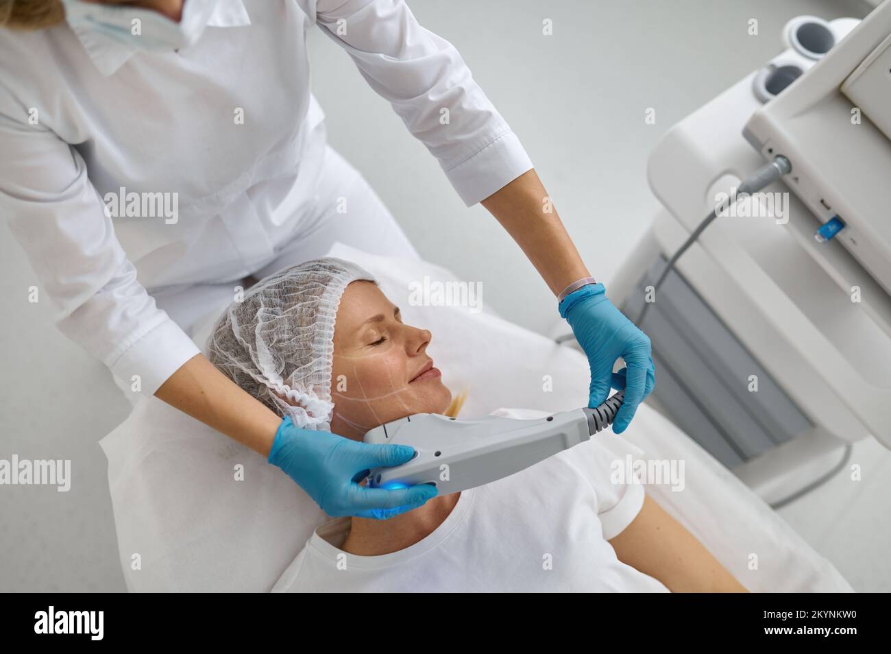 Kosmetologe, der Laser zur Gesichtshaarentfernung anwendet Stockfoto
