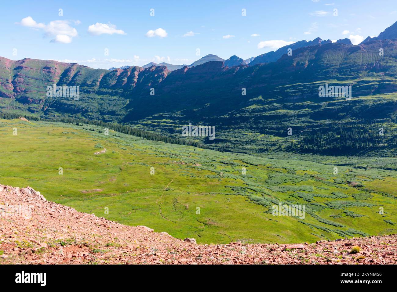 Frigid Air Pass entlang der Four Passes Loop, einem Wanderweg und Rucksackpfad in der Nähe von Aspen und Snowmass, Colorado, USA. Stockfoto