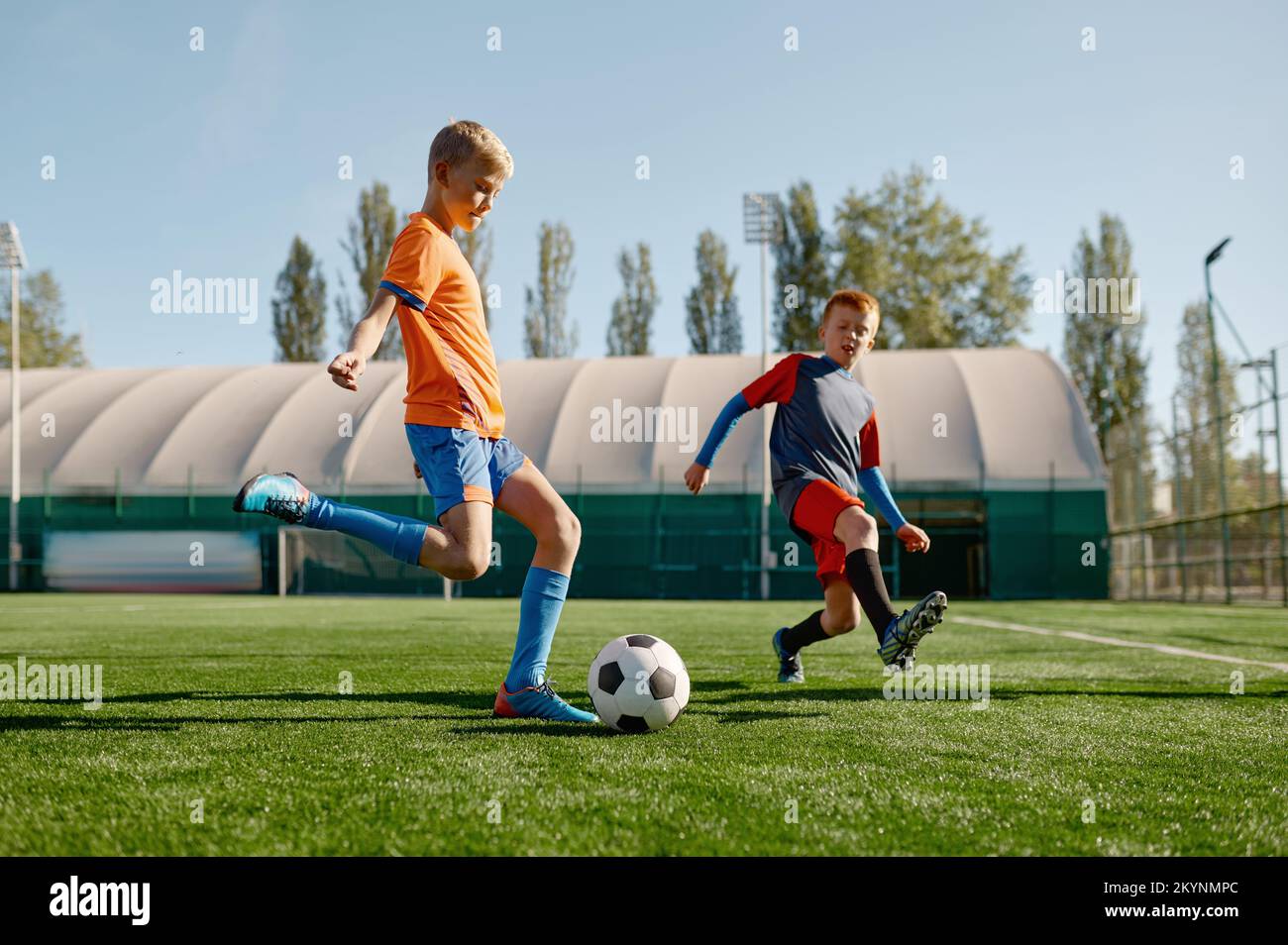 Porträt von Schuljungen, die Fußball auf dem Fußballfeld trainieren Stockfoto
