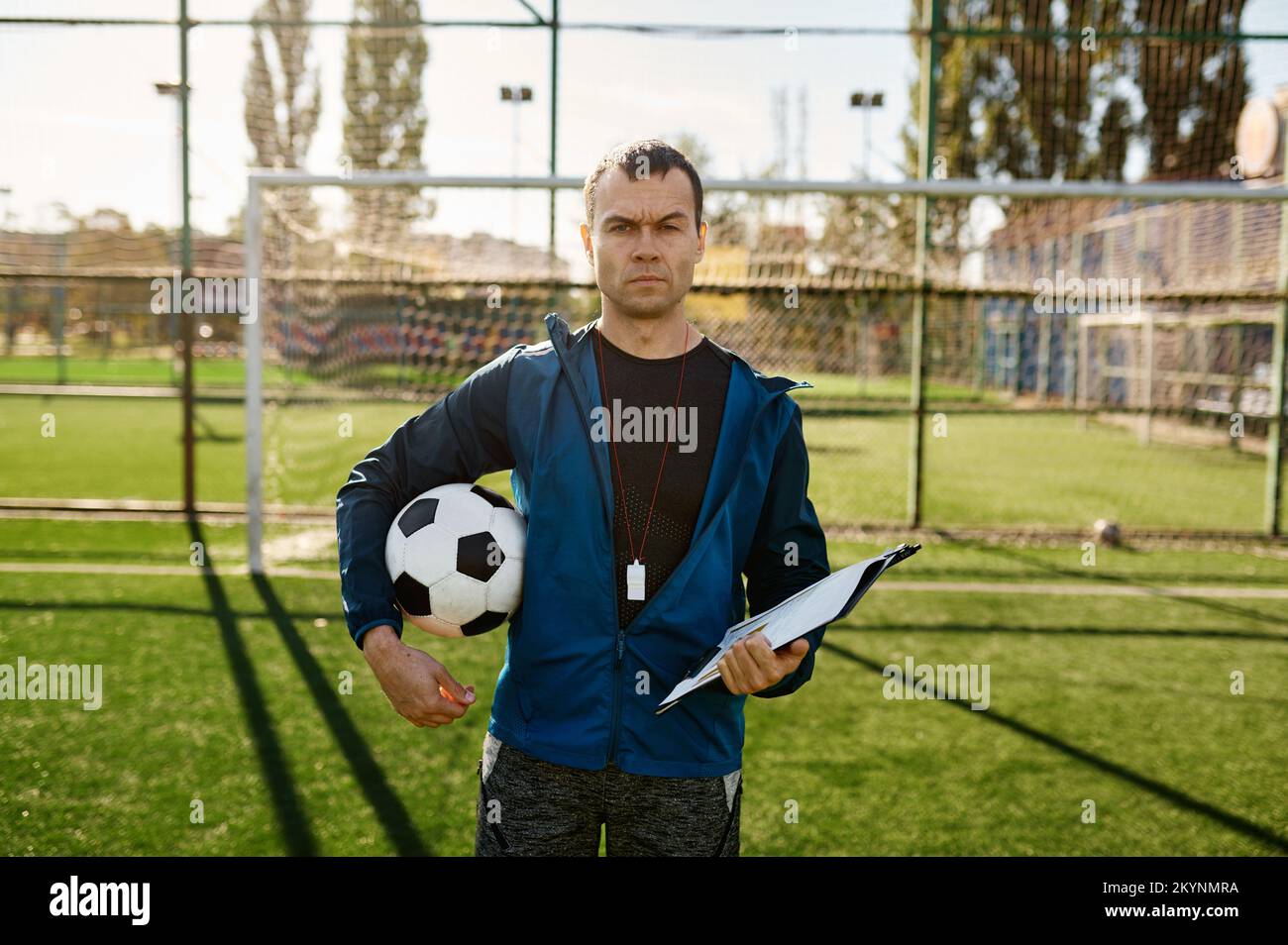 Porträt des Vertrauens, ein ernster Fußballtrainer, der in die Kamera schaut Stockfoto