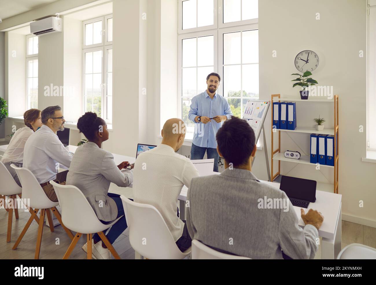 Mann Lehrer Business Couch lehrt Kommunikation mit einer Gruppe erwachsener Schüler im Büro. Stockfoto
