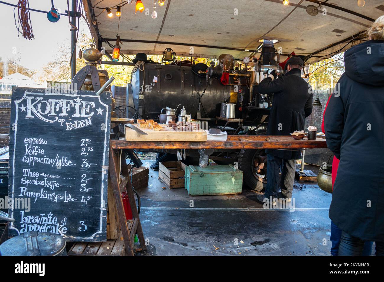 Altmodische Kaffeemaschine, die auf einer Messe in den Niederlanden mit Kohle arbeitet. Stockfoto