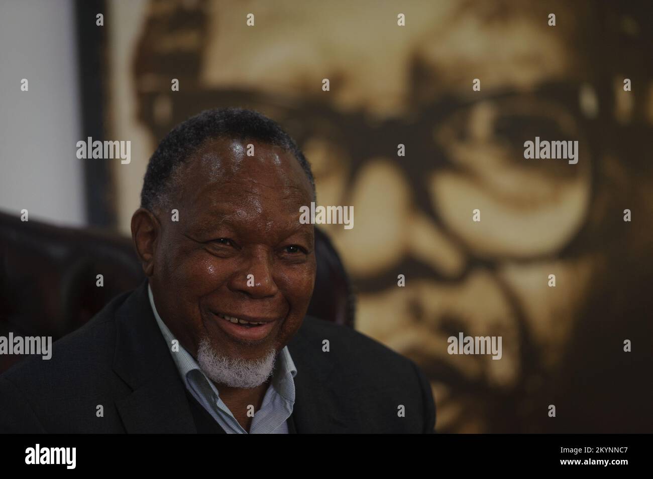 Ehemaliger Präsident Südafrikas, Kgalema Motlanthe, im Schatten eines Porträts der Ikone der ANC-Befreiung und des Exil-Anführers während der Apartheid Oliver Tambo Stockfoto