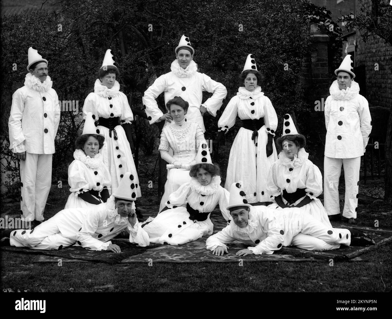 Pierrot-Clowns in Vollkostüm. England, Vereinigtes Königreich 1905 Stockfoto