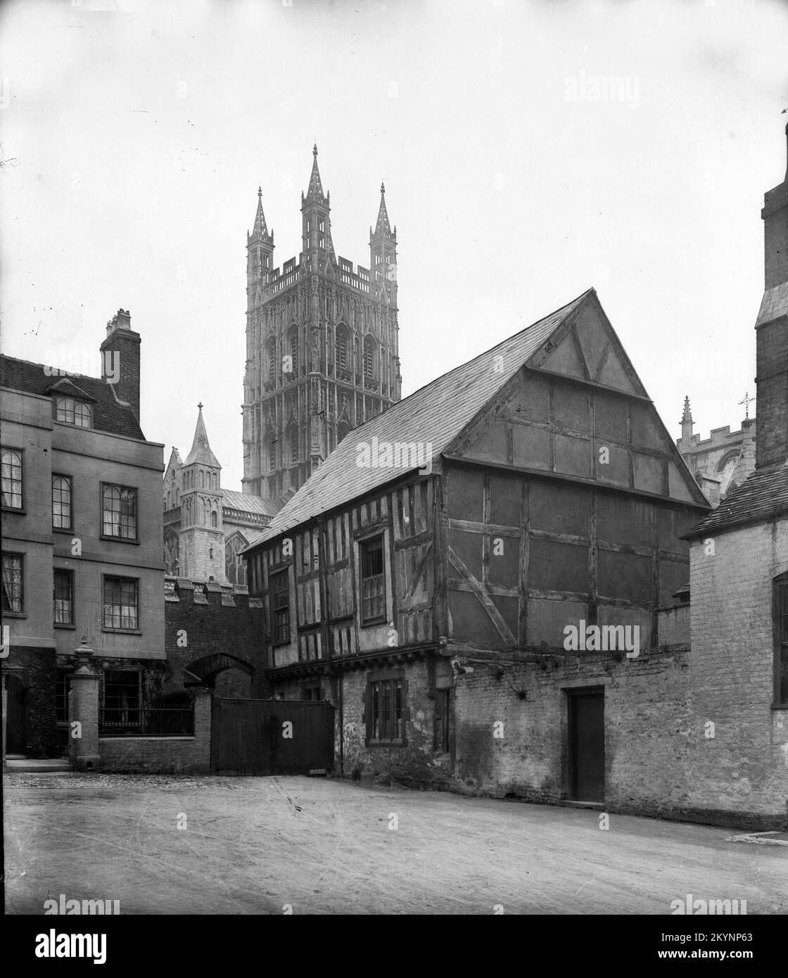 Gloucester Cathedral und das Alte Parlamentsgebäude im Jahr 1895 Stockfoto