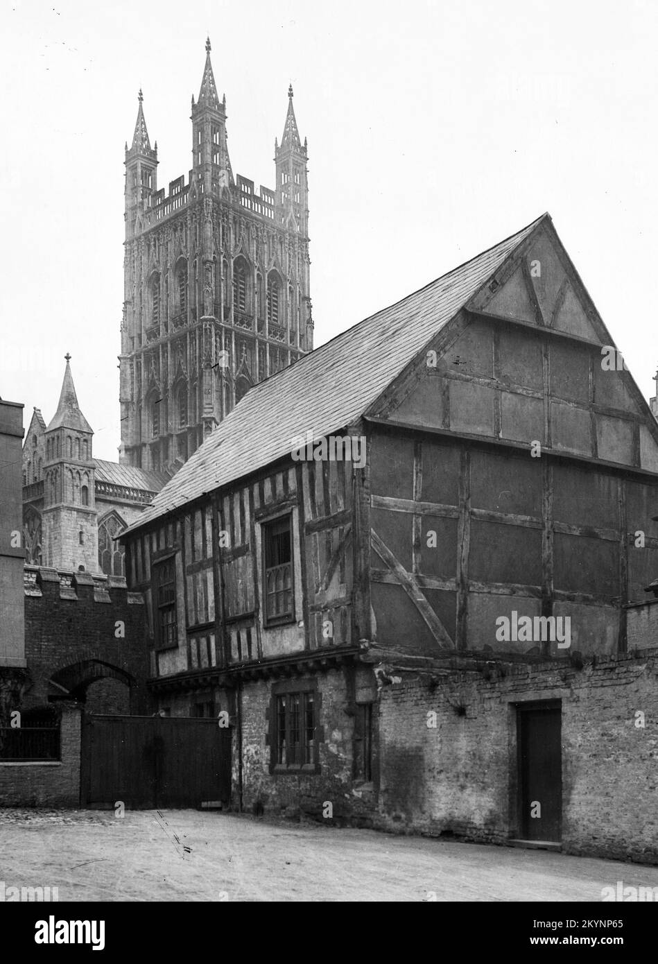 Gloucester Cathedral und das Alte Parlamentsgebäude im Jahr 1895 Stockfoto
