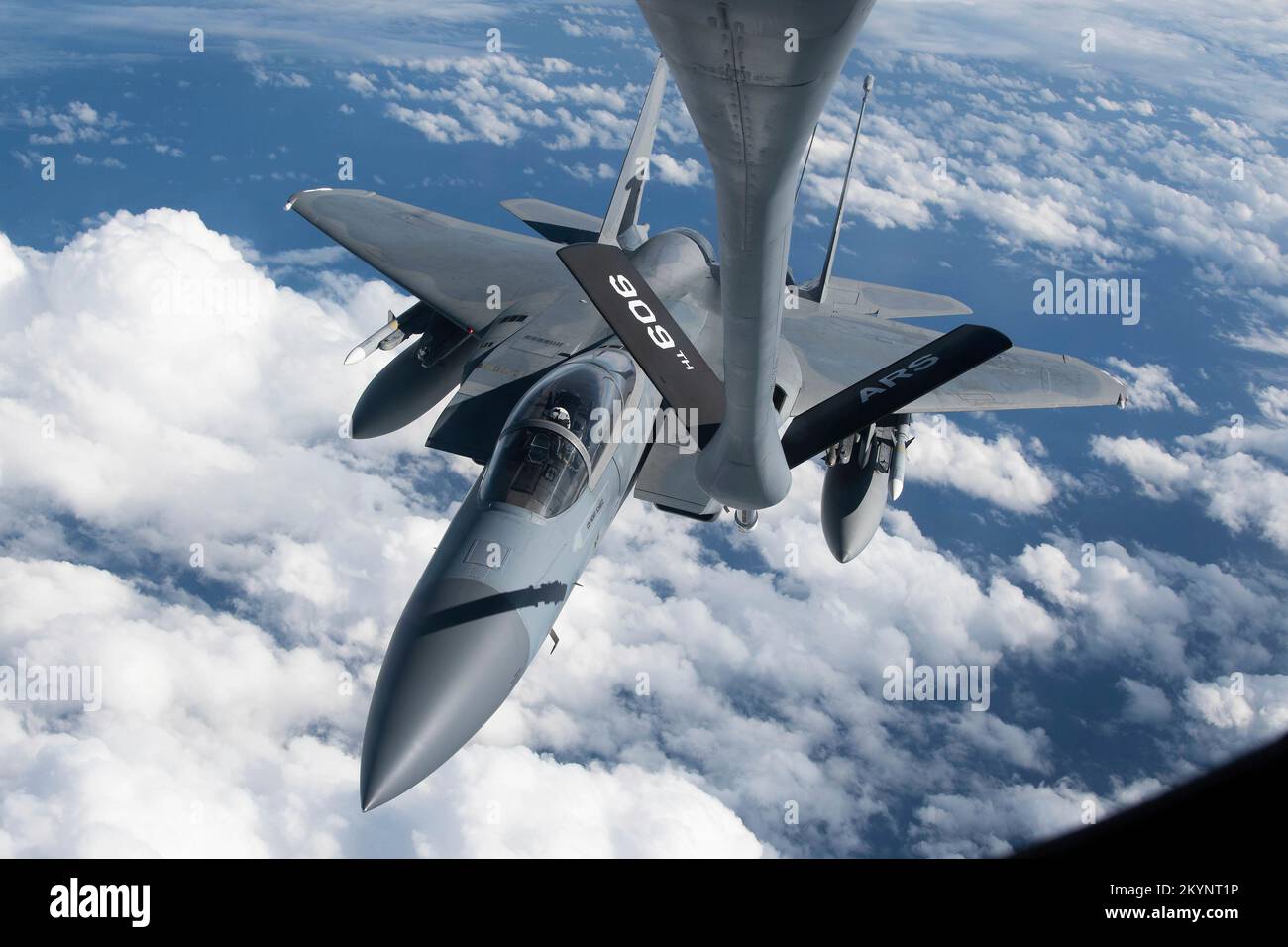 Pazifik, Internationale Gewässer. 30.. November 2022. Pazifik, Internationale Gewässer. 30. November 2022. EIN US-AMERIKANISCHER Air Force F-15C Eagle Fighter Jet, dem 18.. Kampfflug zugeteilt, nähert sich während einer Patrouillenmission am 30. November 2022 über dem Pazifik einem KC-135 Stratotanker, der ein Flugzeug betankt. Kredit: A1c Tylir Meyer/USA Air Force/Alamy Live News Stockfoto