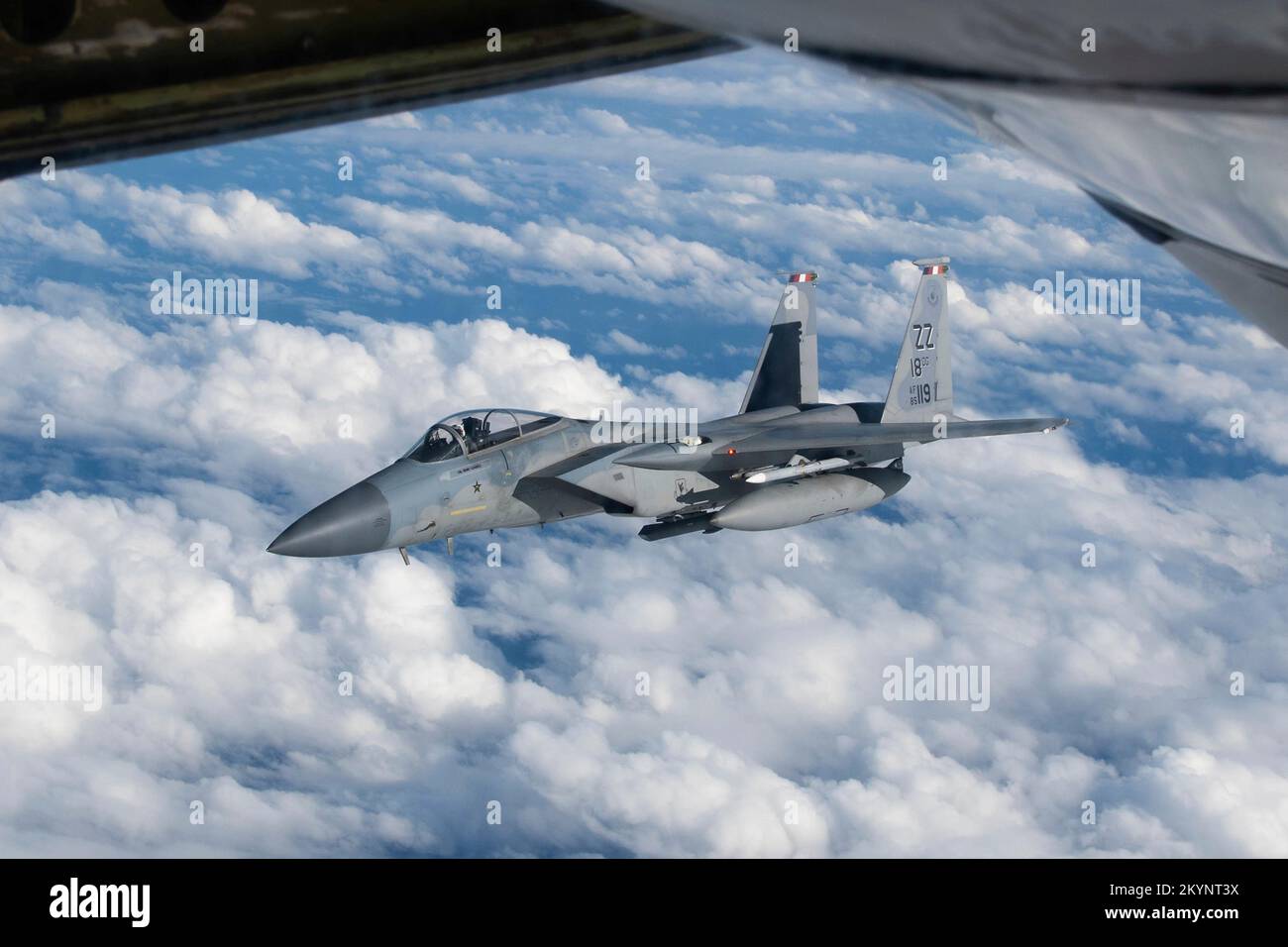 Pazifik, Internationale Gewässer. 30.. November 2022. Pazifik, Internationale Gewässer. 30. November 2022. EIN US-AMERIKANISCHER Air Force F-15C Eagle Fighter Jet, dem 18. Fighter Wing zugeteilt, startet nach dem Auftanken aus einem KC-135 Stratotanker Flugzeug während einer Patrouillenmission am 30. November 2022 über dem Pazifik. Kredit: A1c Tylir Meyer/USA Air Force/Alamy Live News Stockfoto