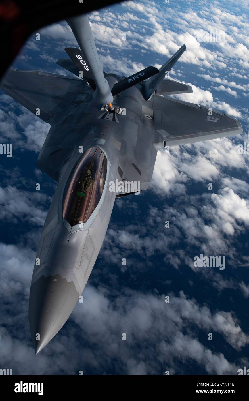 Pazifik, Internationale Gewässer. 30.. November 2022. Pazifik, Internationale Gewässer. 30. November 2022. EIN US-AMERIKANISCHER Air Force F-22A Raptor Fighter Jet, dem 3.. Kampfflug zugewiesen, nähert sich einem KC-135 Stratotanker, der während einer Patrouillenmission am 30. November 2022 über dem Pazifik ein Flugzeug betankt. Kredit: A1c Tylir Meyer/USA Air Force/Alamy Live News Stockfoto