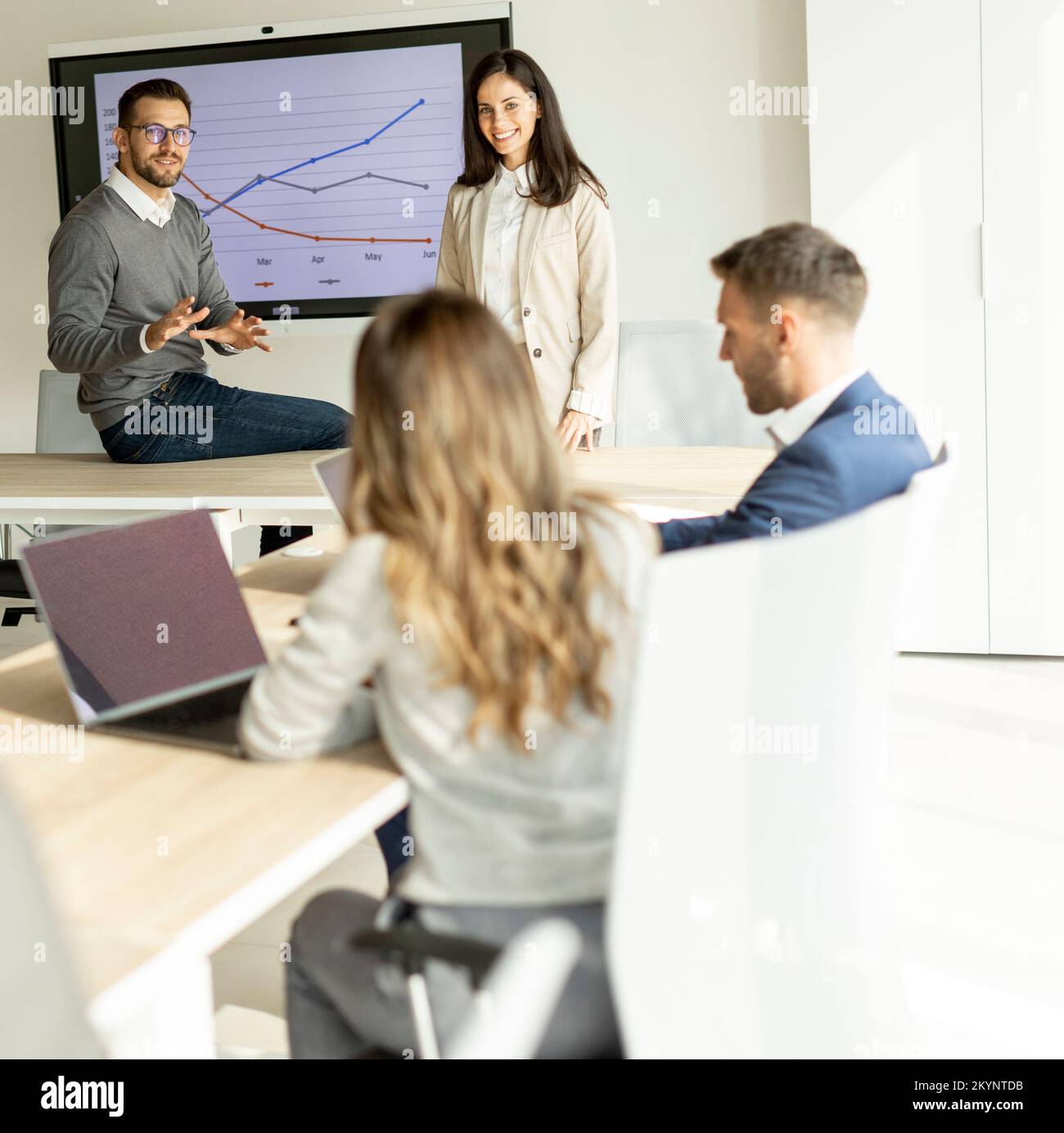 Unternehmer präsentieren Projektstrategie mit Ideen auf interaktivem Whiteboard im Büro Stockfoto