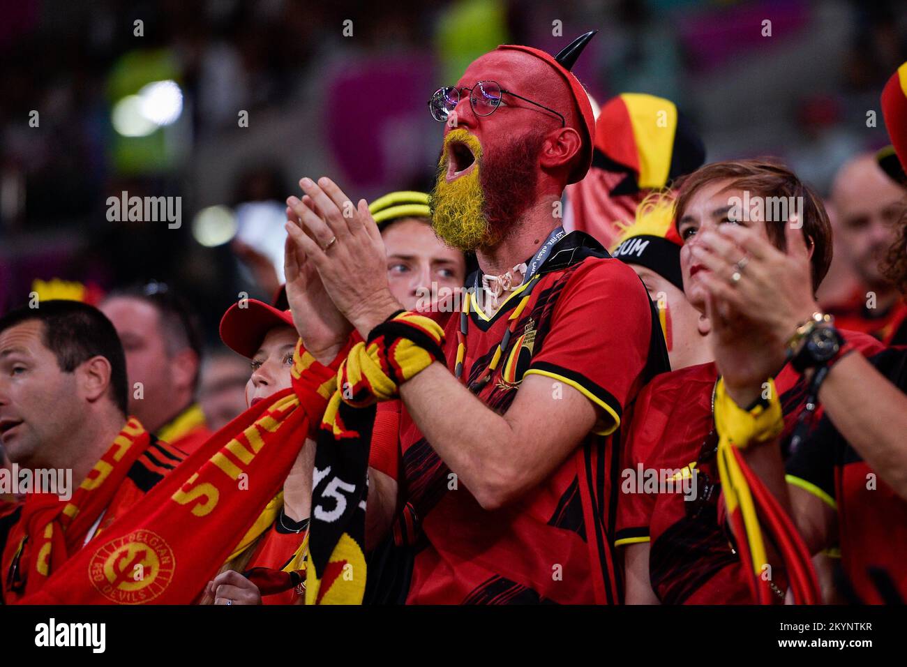 DOHA, KATAR - DEZEMBER 1: Fans und Anhänger Belgiens während des Spiels Gruppe F - FIFA Weltmeisterschaft Katar 2022 zwischen Kroatien und Belgien im Ahmad bin Ali Stadion am 1. Dezember 2022 in Doha, Katar (Foto: Pablo Morano/BSR Agency) Stockfoto