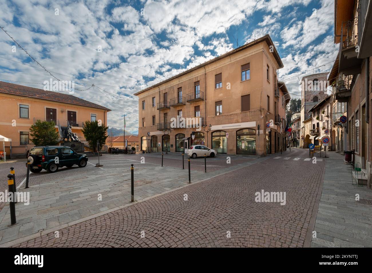 Borgo San Dalmazzo, Cuneo, Italien - 01. Dezember 2022: Via Roma mit Rathaus und Civic Tower, erbaut im 16.. Jahrhundert in der Stadt der kalten Messe Stockfoto