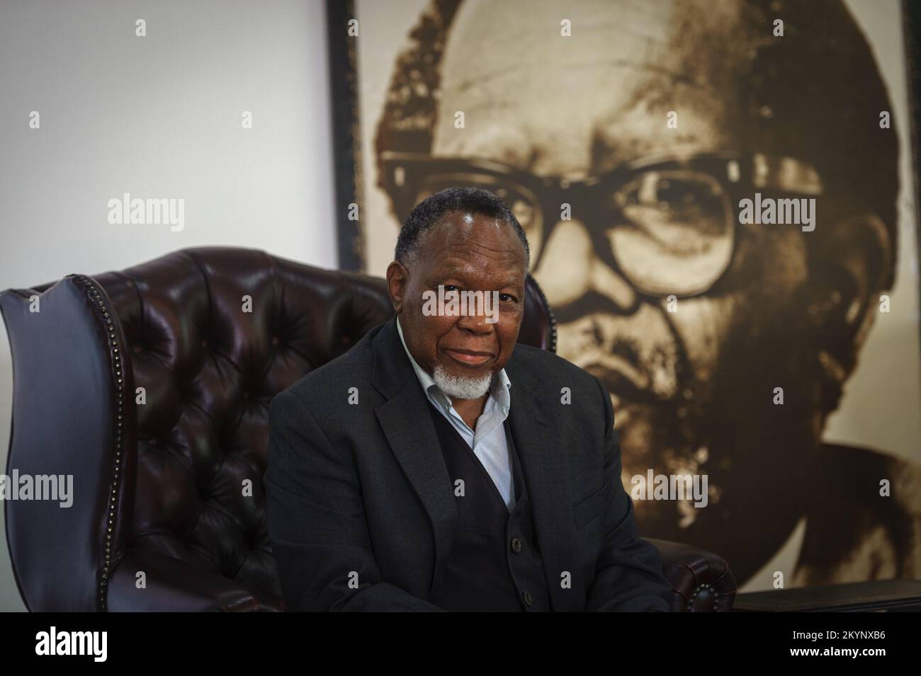 Ehemaliger Präsident Südafrikas, Kgalema Motlanthe, im Schatten eines Porträts der Ikone der ANC-Befreiung und des Exil-Anführers während der Apartheid Oliver Tambo Stockfoto