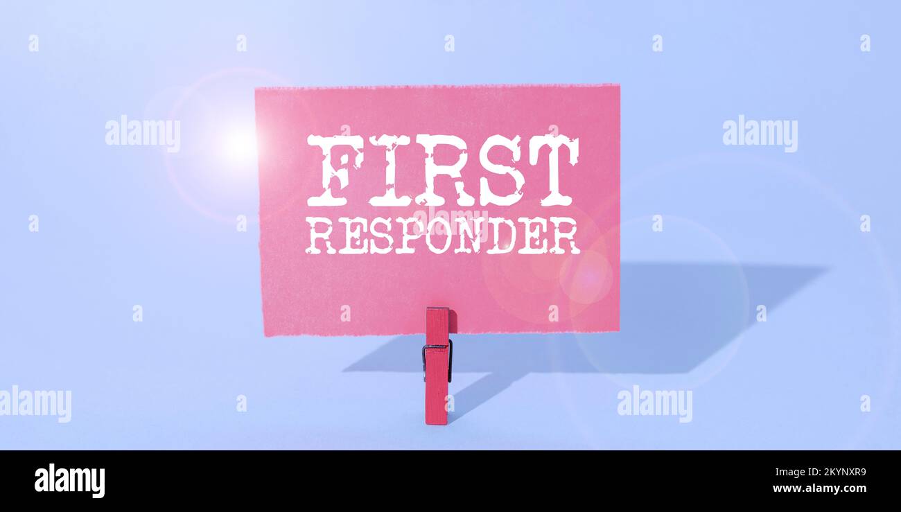 Textzeichen für Ersthelfer. Wort für eine Person, die dafür verantwortlich ist, sofort zum Unfall zu gehen Stockfoto