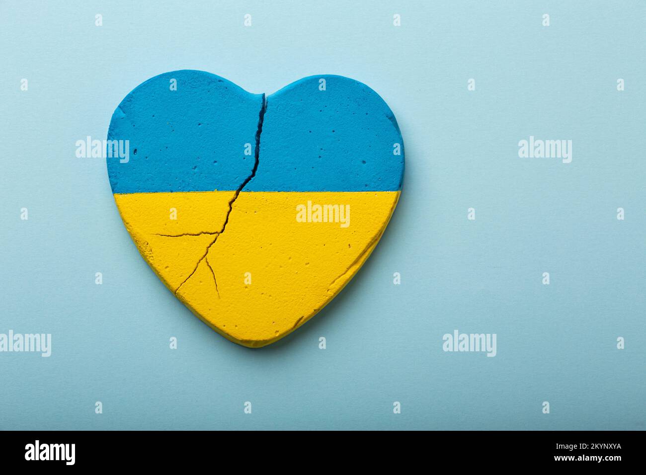 Gebrochenes Herz der ukraine, ukrainische Flagge, Krieg. Hochwertiges Foto Stockfoto