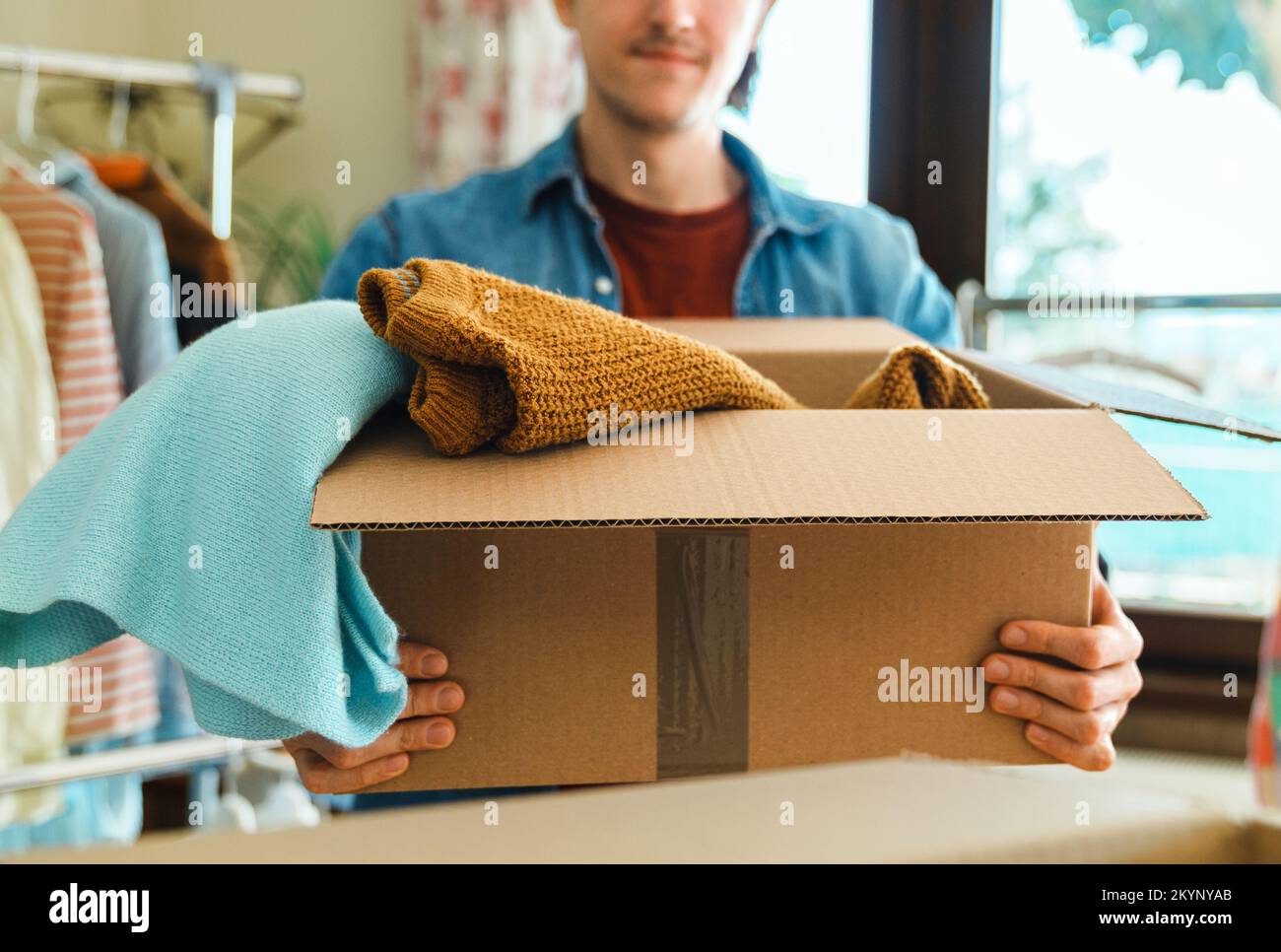 Wiederverkauf oder Spende von Gebrauchtbekleidung. Stockfoto