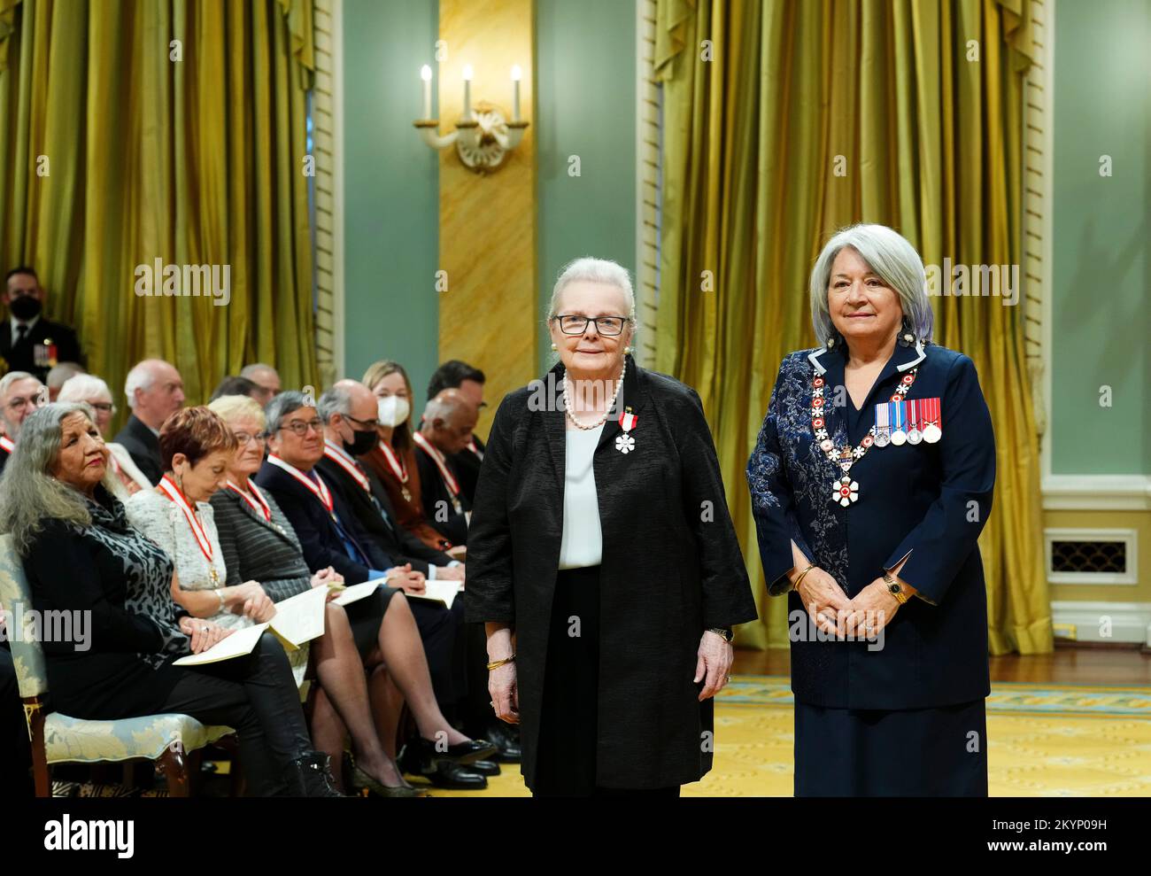 Gouverneur General Mary Simon verleiht Joan Fraser als Mitglied des kanadischen Ordens während einer Zeremonie in der Rideau Hall in Ottawa am Donnerstag, den 1. Dezember 2022. DIE KANADISCHE PRESSE/Sean Kilpatrick Stockfoto