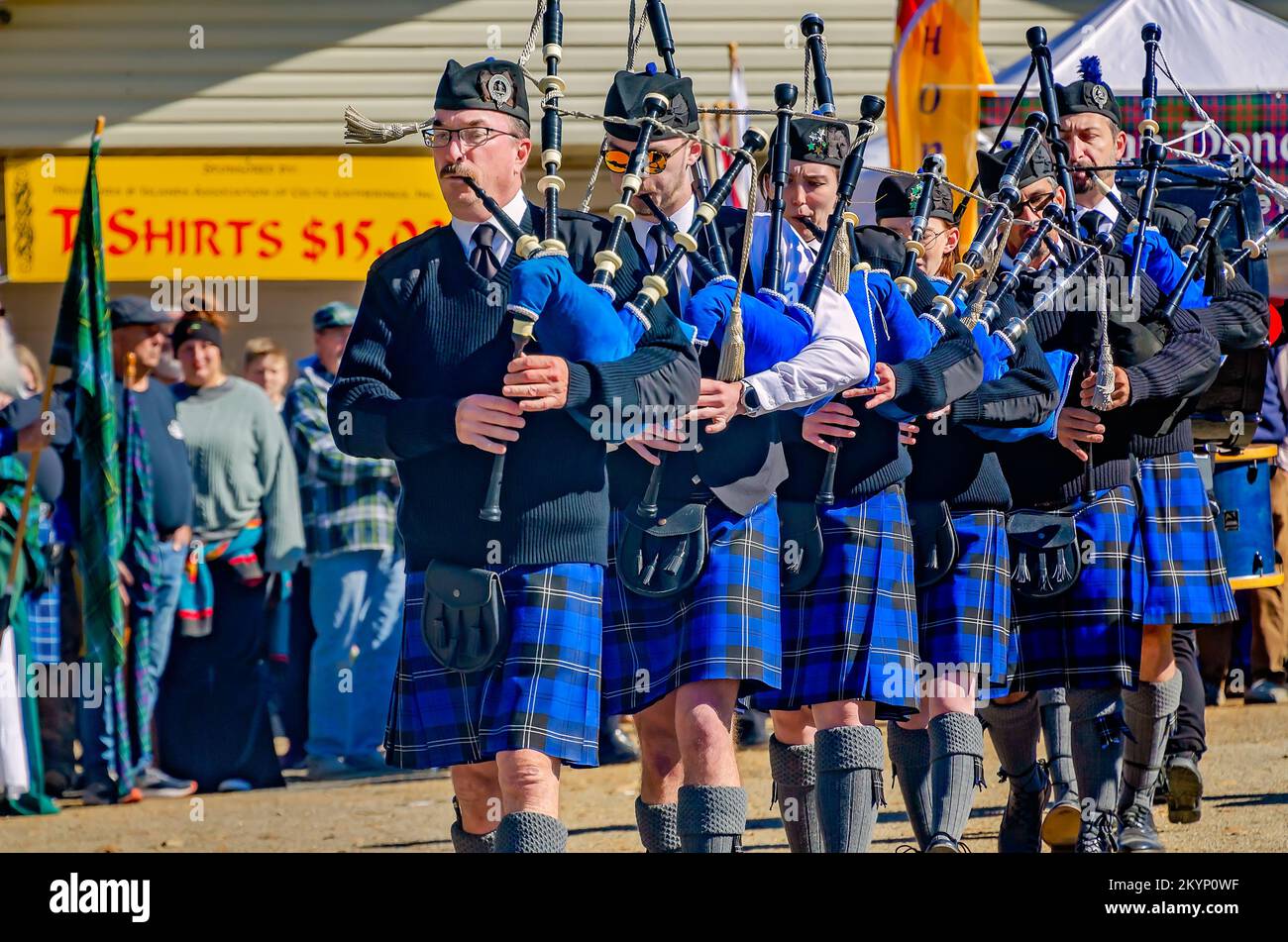 Schottische Taucher spielen beim Celtic Music Festival in Gulfport, Mississippi, Dudelsack. Stockfoto