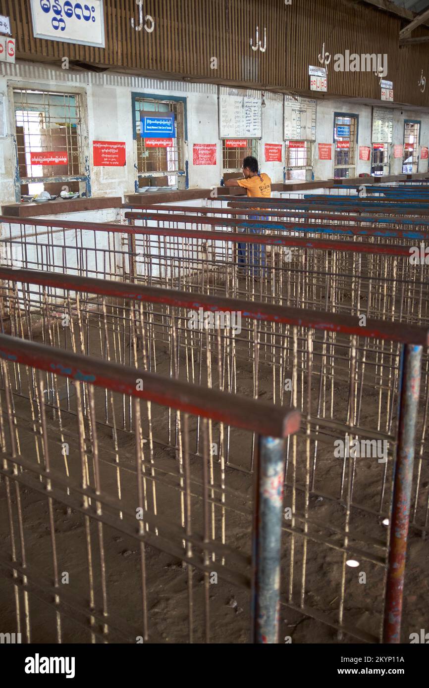 Ticketschalter am Bahnhof in Yangon Myanmar Stockfoto