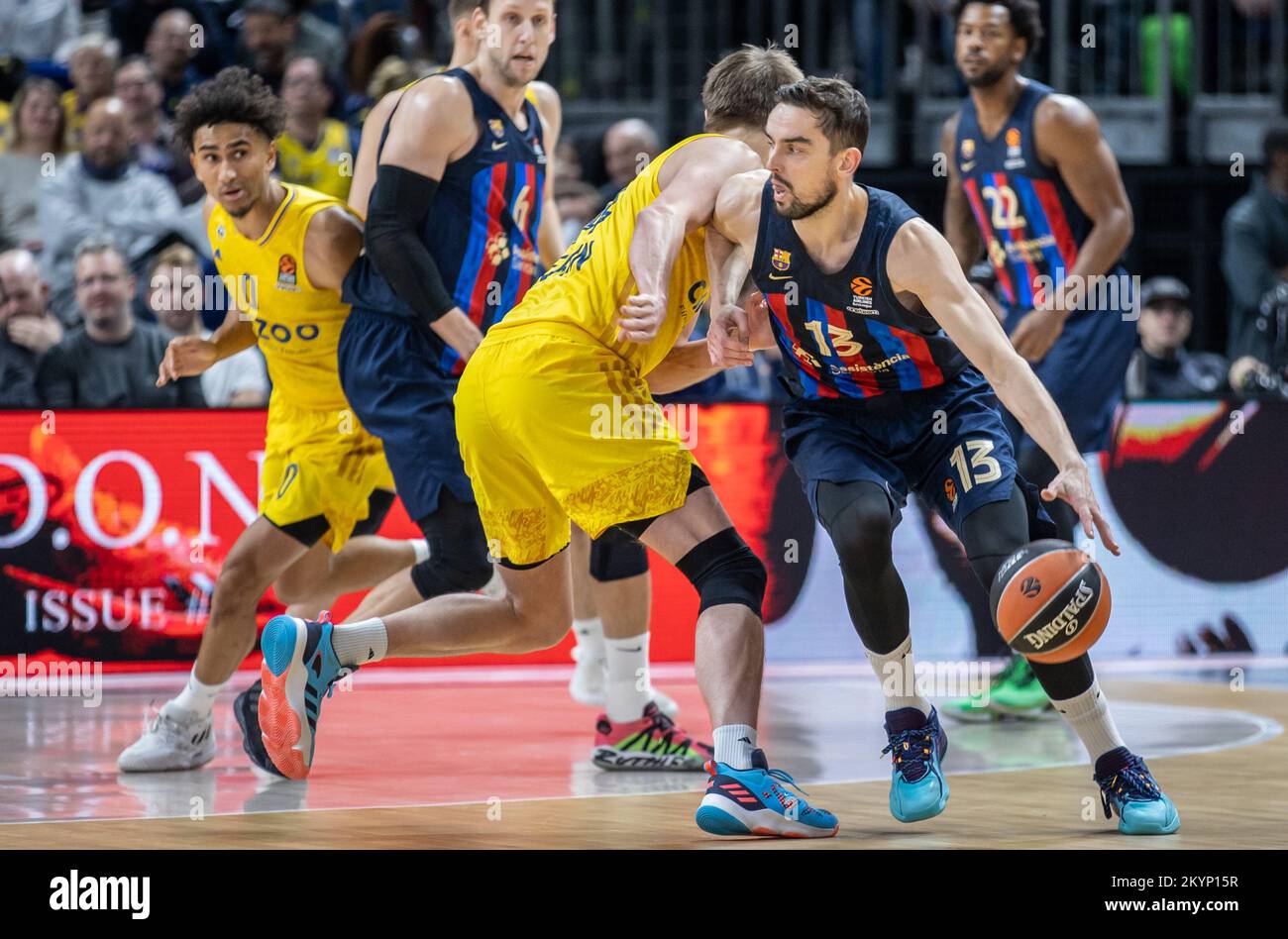 Berlin, Deutschland. 01.. Dezember 2022. Basketball: Euroleague, Alba Berlin - FC Barcelona, Hauptrunde, Spieltag 11, Mercedes-Benz Arena. Albas Ben Lammers kämpft um den Ball gegen Tomas Satoransky (r) des FC Barcelona. Kredit: Andreas Gora/dpa/Alamy Live News Stockfoto