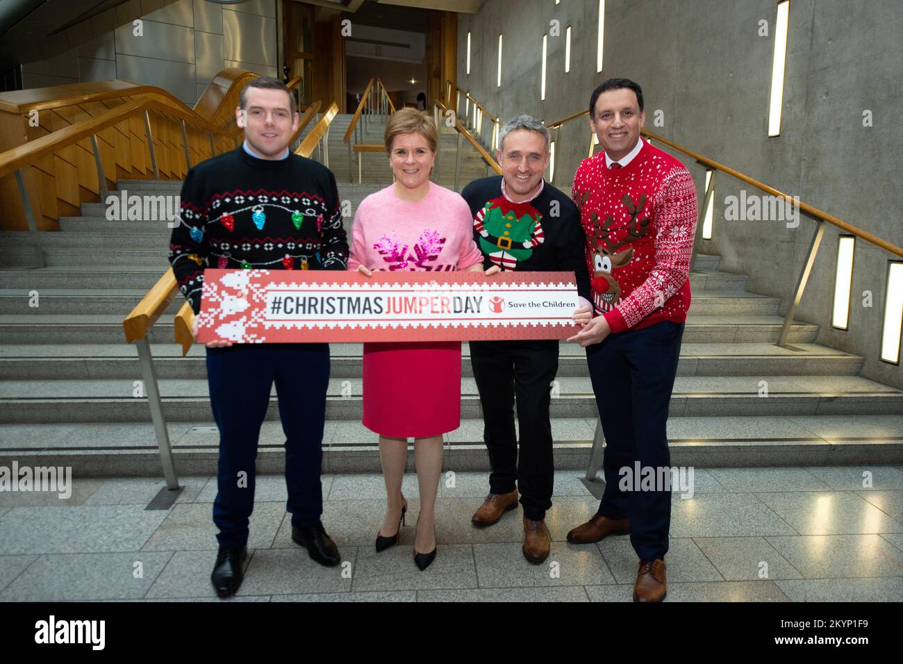 Edinburgh, Schottland, Großbritannien. 1.. Dezember 2022. ABBILDUNG: (L-R) Douglas Ross MSP, Führer der schottischen Konservativen und Unionisten Partei; Nicola Sturgeon MSP, erster schottischer Minister und Führer der schottischen Nationalpartei (SNP); Anas Sarwar; Alex Cole-Hamilton, Führer der schottischen Liberalen Partei; Anas Sarwar MSP, Führer der schottischen Labour Party. Ein großer Springtag für die "Save the Children Charity". Die Führer der schottischen Partei tragen am Ende der wöchentlichen Sitzung der Ersten Ministerfragen im schottischen Parlament Weihnachtsmänner. Kredit: Colin D Fisher Kredit: Colin Fisher/Alamy Live News Stockfoto