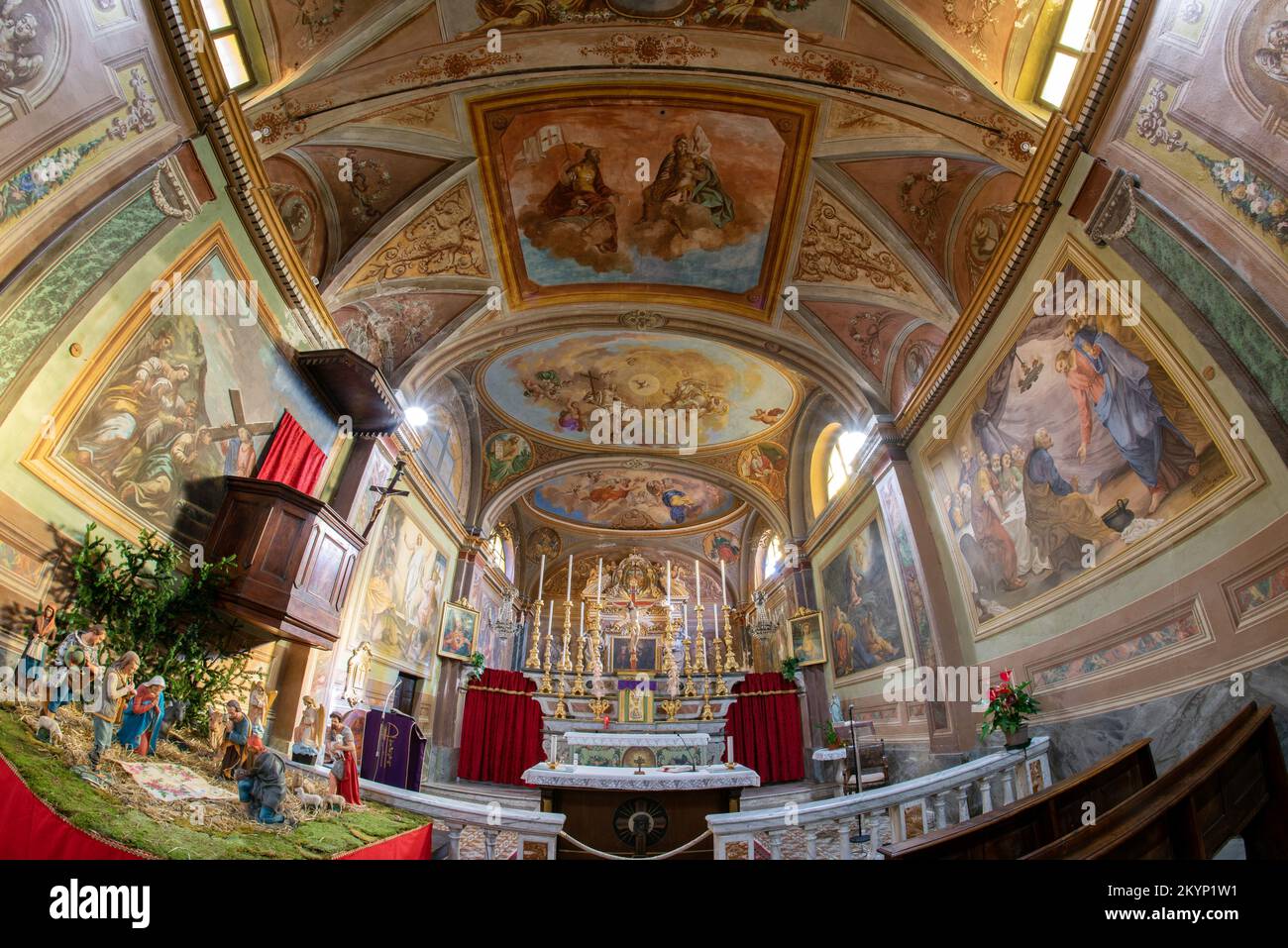Borgo San Dalmazzo, Cuneo, Italien - 01. Dezember 2022: Innere mit Altar der Kirche der Bruderschaft Santa Croce (Heiliges Kreuz) voller Fresken Stockfoto