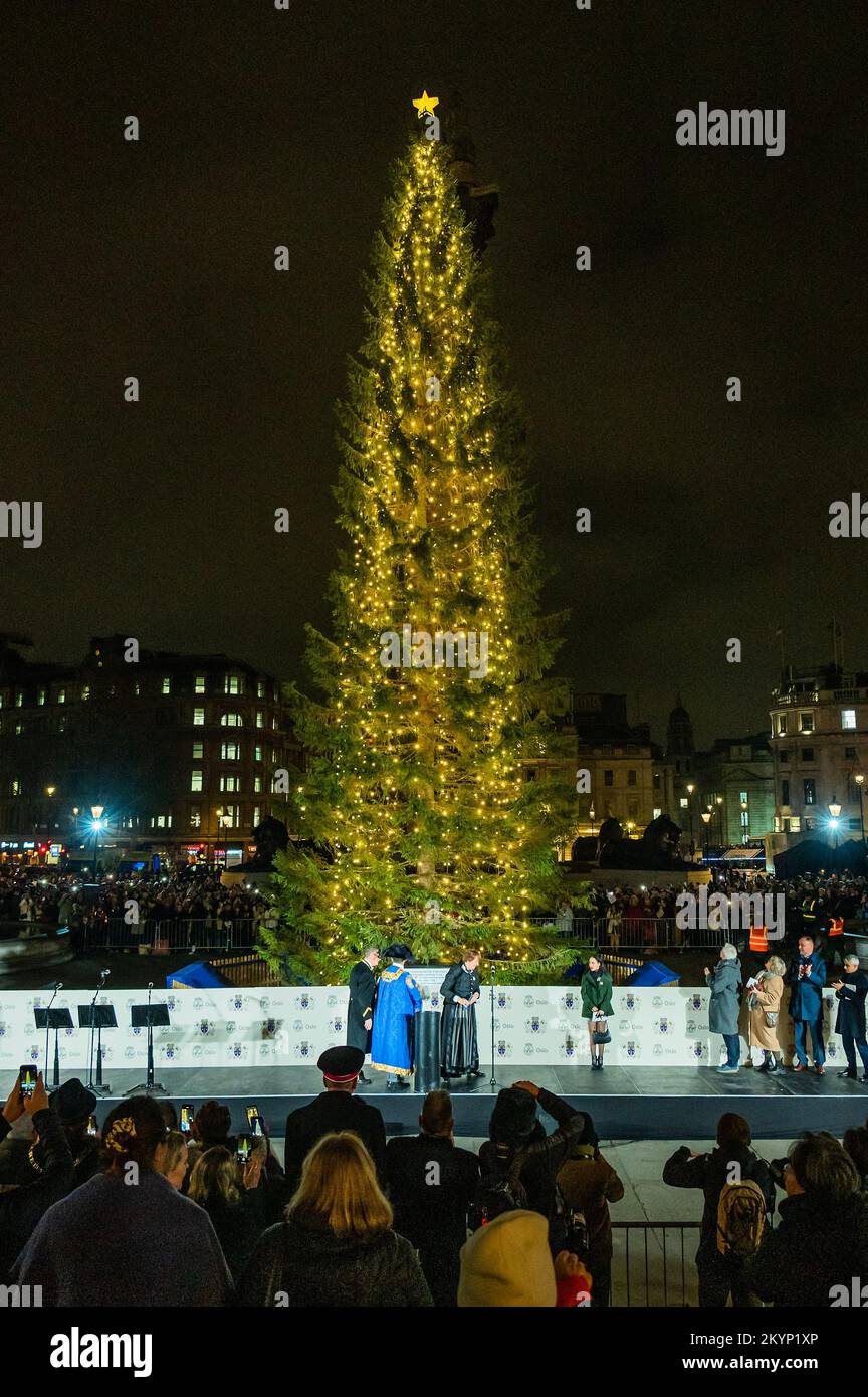 London, Großbritannien. 1.. Dezember 2022. Die von Mobo nominierte Sarah Téibo veröffentlicht einen Weihnachtssong zum 75.. Jahrestag von Norwegens jährlichem Weihnachtsgeschenk an Großbritannien, „Norwegische Kiefer“ - der Weihnachtsbaum am Trafalgar Square wird eingeschaltet - Ein Baum wird dem Londoner Volk seit 1947 jedes Jahr vom Bürgermeister von Oslo als Symbol des Friedens und der Freundschaft verliehen. Die Fichte wird als Dank dafür gegeben, dass sie den norwegischen König während des Zweiten Weltkriegs beschützt hat, und 2022 ist der 75.. Baum, der der Hauptstadt geschenkt wurde. Kredit: Guy Bell/Alamy Live News Stockfoto