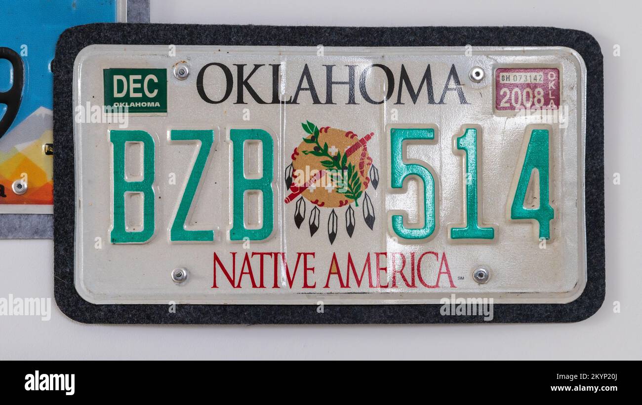 Das Autokennzeichen von Native State Oklahoma in den Vereinigten Staaten von Amerika abmelden. Isoliert auf weißem Hintergrund. Stockfoto