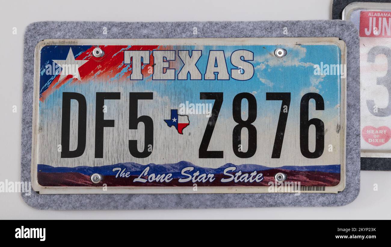 Heben Sie die Registrierung des Nummernschilds von Lone Star State Texas in den Vereinigten Staaten von Amerika auf. Isoliert auf weißem Hintergrund. Stockfoto
