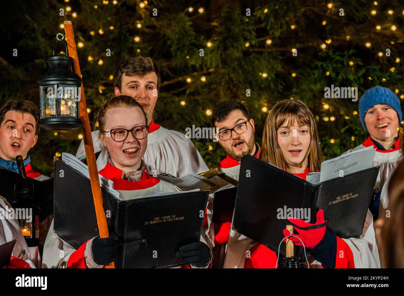 London, Großbritannien. 1.. Dezember 2022. Der Chor von St. Martin in the Fields singt Carols - der Weihnachtsbaum am Trafalgar Square ist eingeschaltet - Ein Baum wurde vom Bürgermeister von Oslo seit 1947 jedes Jahr als Symbol des Friedens und der Freundschaft an die Londoner Bevölkerung verliehen. Die Fichte wird als Dank dafür gegeben, dass sie den norwegischen König während des Zweiten Weltkriegs beschützt hat, und 2022 ist der 75.. Baum, der der Hauptstadt geschenkt wurde. Kredit: Guy Bell/Alamy Live News Stockfoto