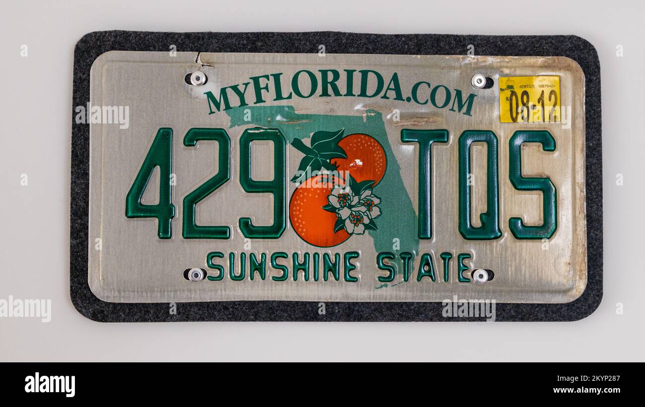 Heben Sie die Registrierung des Nummernschilds von Sunshine State Florida in den Vereinigten Staaten von Amerika auf. Isoliert auf weißem Hintergrund. Stockfoto