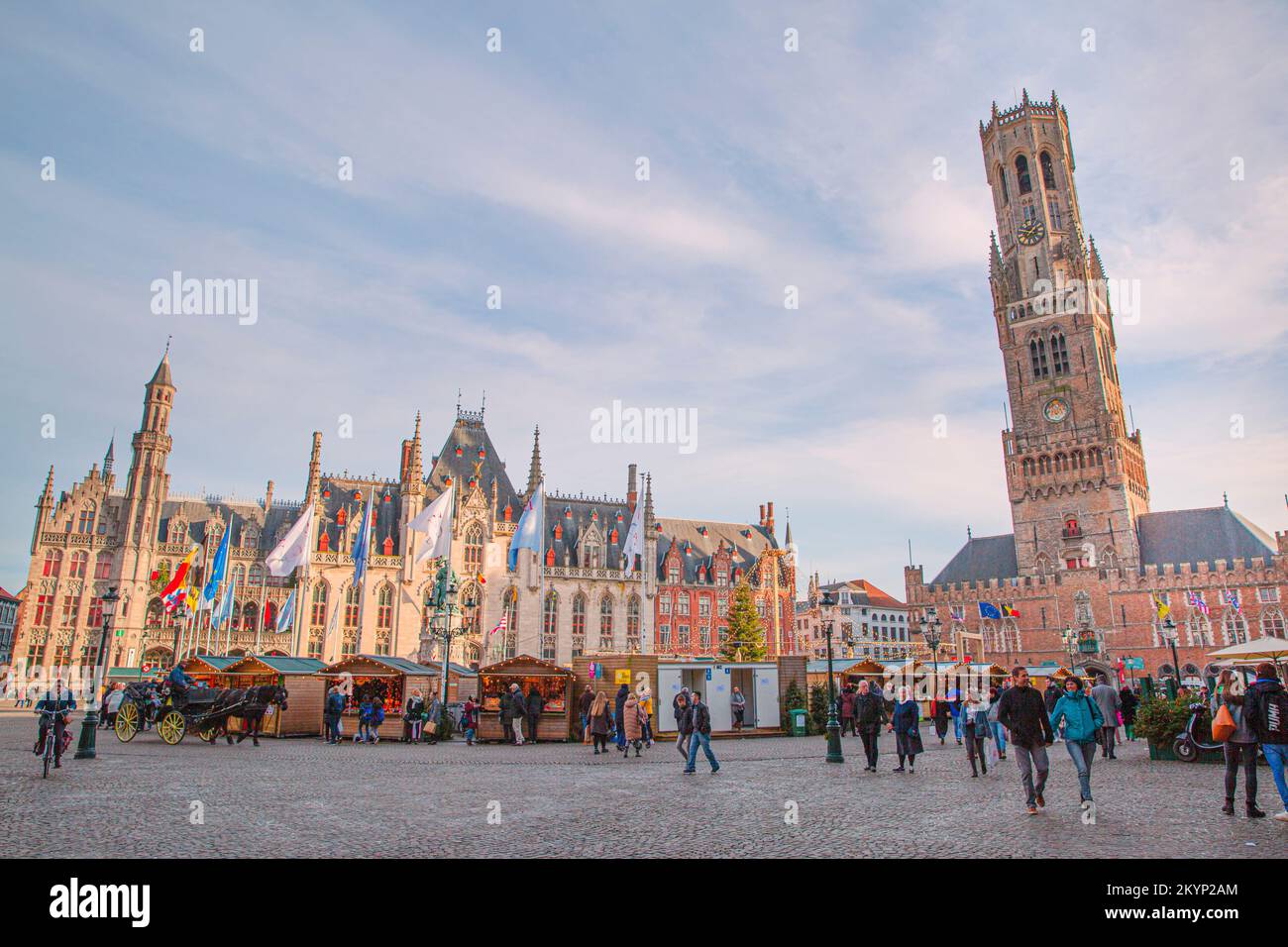 18. Dezember 2019 Brügge, Belgien. Glockenturm von Brügge - mittelalterlicher Glockenturm auf dem Hauptplatz (Marktplatz). Stockfoto