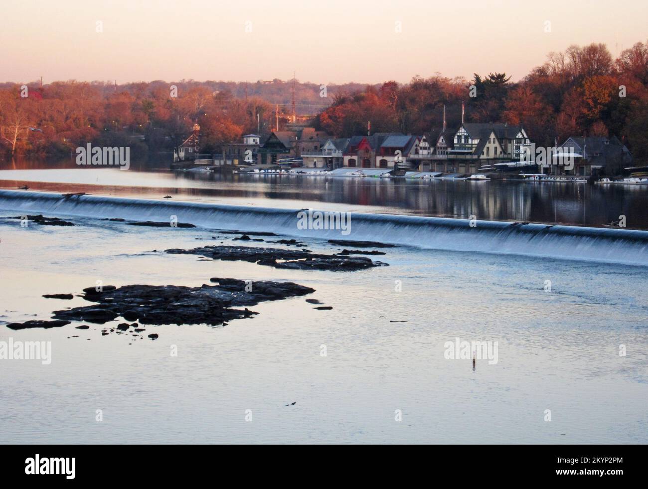 Philadelphias Boathouse Row am Schuylkill River im Spätherbst. Stockfoto