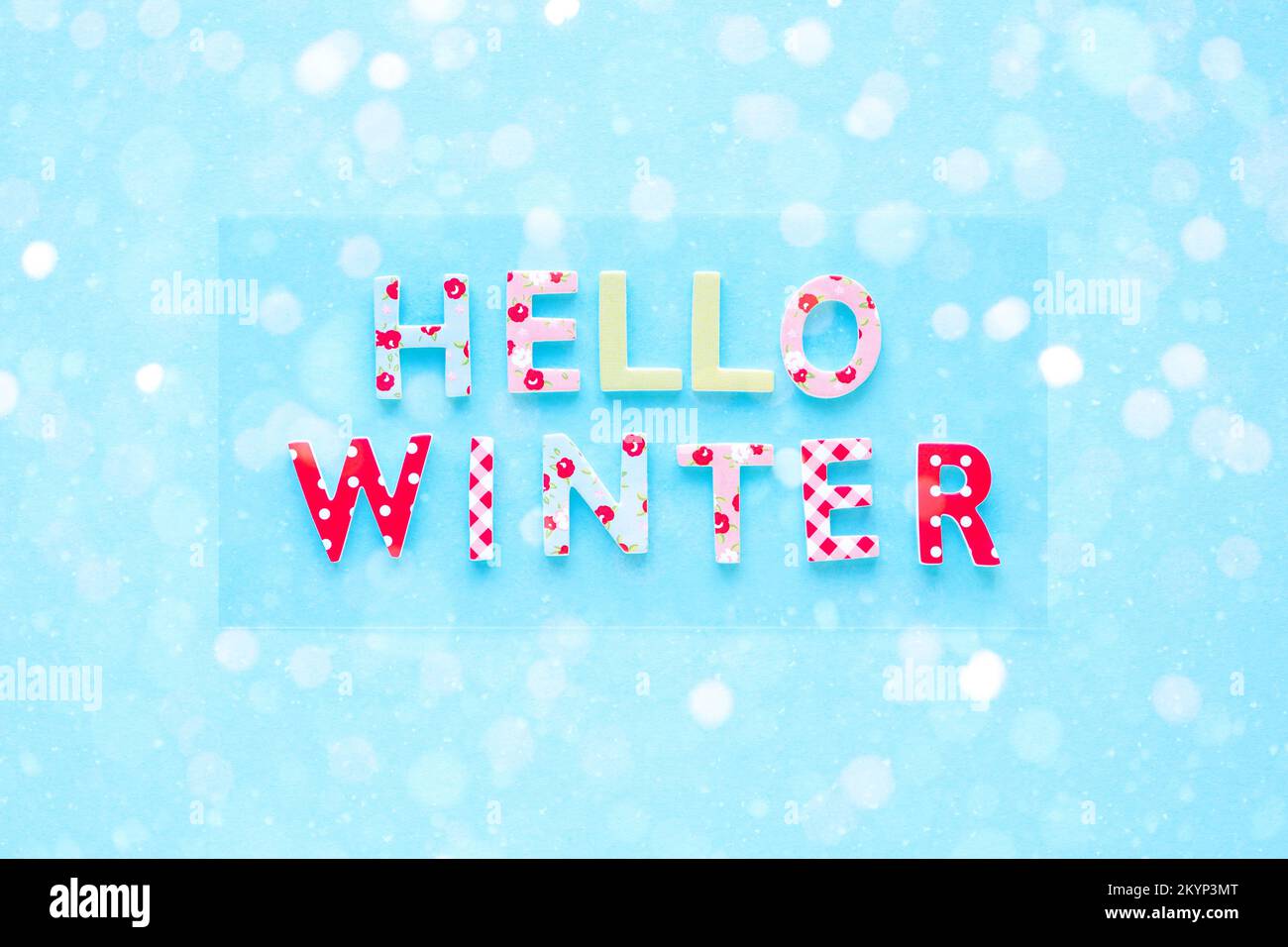 Hallo Winterhintergrund mit bunten Buchstaben und Schnee. Flach liegend, Draufsicht Stockfoto